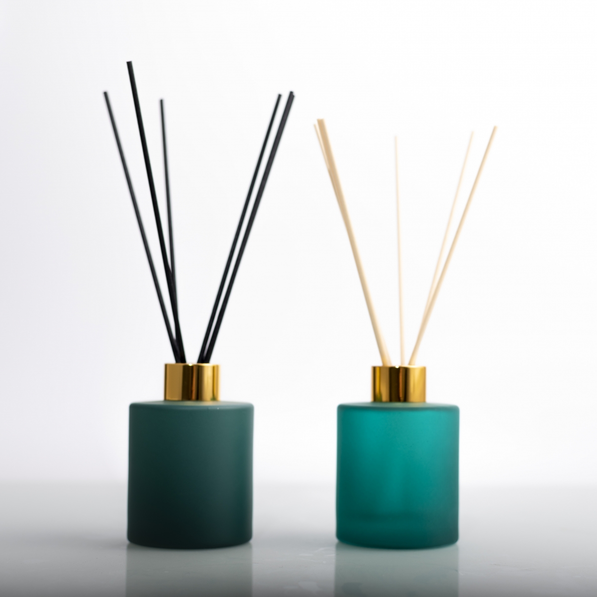 Reed Diffuser ：Emerald Green Glass , Pine & Eucalyptus , Fragrance Oils ,China Factory ,Price-HOWCANDLE-Candles,Scented Candles,Aromatherapy Candles,Soy Candles,Vegan Candles,Jar Candles,Pillar Candles,Candle Gift Sets,Essential Oils,Reed Diffuser,Candle Holder,