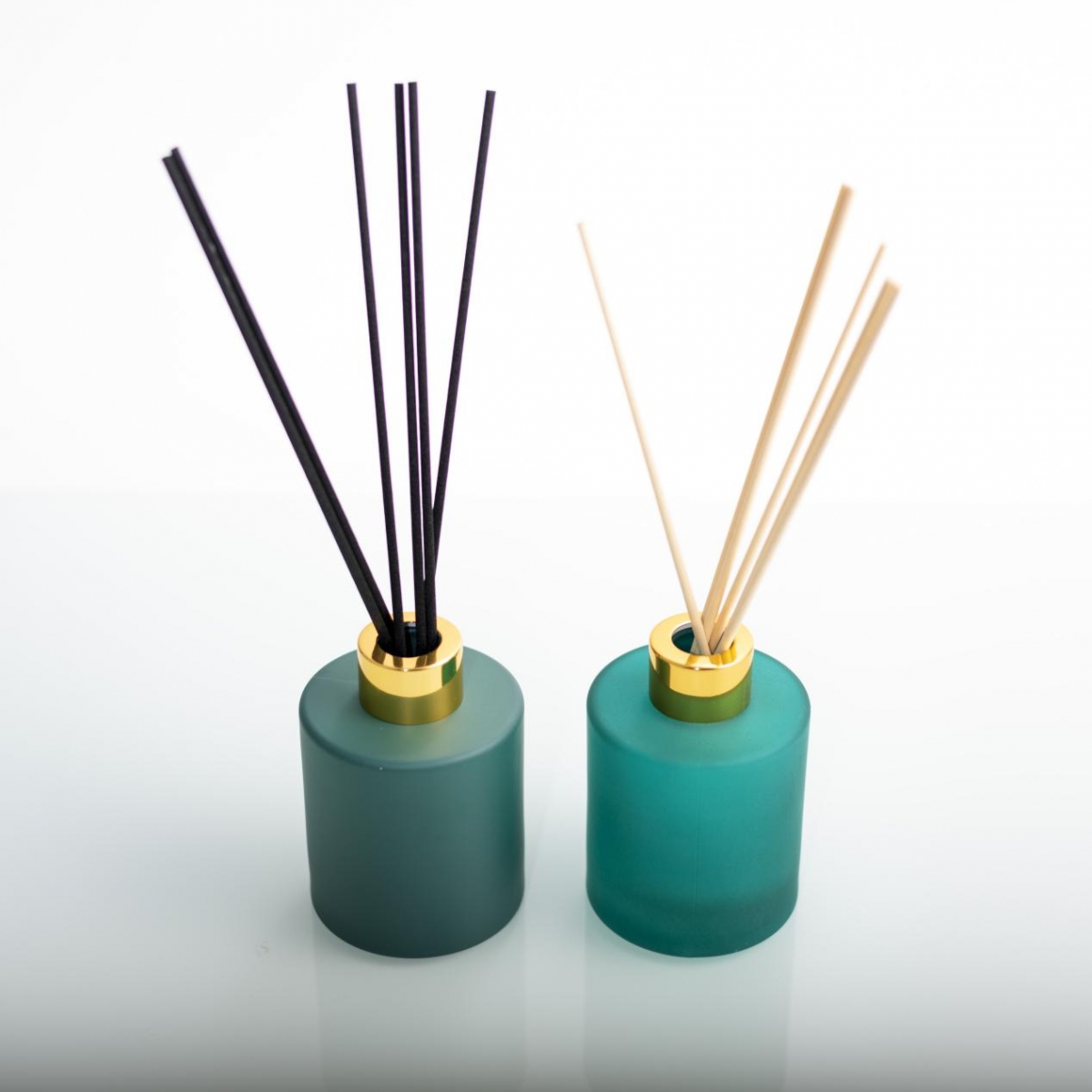 Reed Diffuser ：Emerald Green Glass , Pine & Eucalyptus , Fragrance Oils ,China Factory ,Price-HOWCANDLE-Candles,Scented Candles,Aromatherapy Candles,Soy Candles,Vegan Candles,Jar Candles,Pillar Candles,Candle Gift Sets,Essential Oils,Reed Diffuser,Candle Holder,