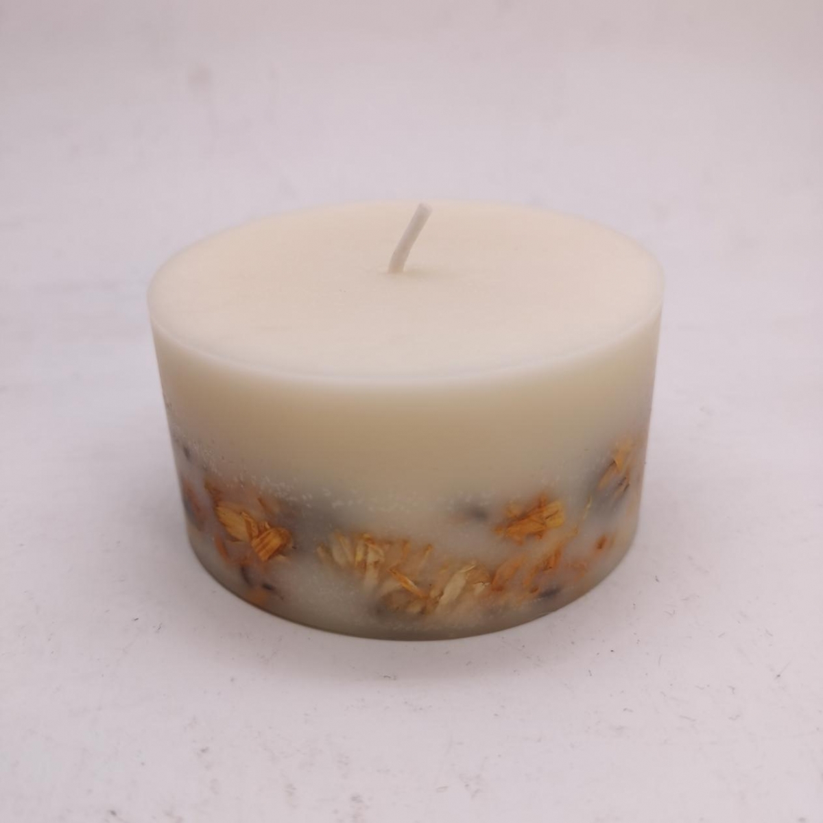 Dried Flower Pillar Candles：Natural Soy Wax, Wild Chrysanthemum ,Essential Oils, Scented Candles ,China Factory ,Good Price-HOWCANDLE-Candles,Scented Candles,Aromatherapy Candles,Soy Candles,Vegan Candles,Jar Candles,Pillar Candles,Candle Gift Sets,Essential Oils,Reed Diffuser,Candle Holder,